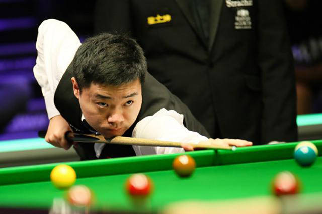 武磊在接球 武磊在接球